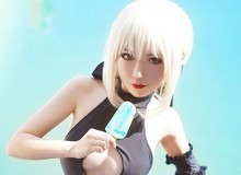 Cosplay Saber "ăn kem" cực gợi cảm bên bể bơi