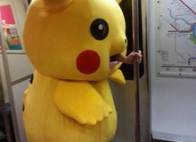 Những hình ảnh hài hước chỉ có trên tàu điện ngầm: Từ chị gái thái rau tới Pikachu thò tay ôm cột