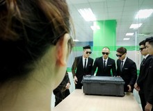 Nữ game thủ chịu chơi nhất Hà Nội sắm laptop Acer 230 triệu độc nhất vô nhị, được giao hàng bằng cả... xe mui trần và dàn soái ca đẹp trai