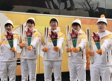 Các thành viên KT Rolster trông cực chất khi rước đuốc cho thế vận hội Olympic mùa Đông 2018
