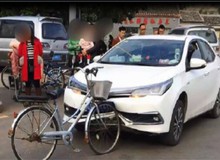 Chuyên lạ: Xe đạp Trung Quốc đâm móp đầu ô tô Nhật nhưng không hề hấn gì
