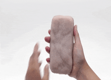 Đây là ốp điện thoại bằng da nhân tạo có thể nhận diện bàn tay người dùng, cù lét còn biết tạo hình mặt cười