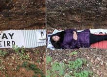 Thi cử áp lực cần giải tỏa, trường đại học gợi ý sinh viên chui vào mộ nằm vài tiếng ‘cho quen mùi đất’