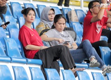 Maria Ozawa đi xem SEA Games, cổ vũ trận U22 Indonesia đấu U22 Thái Lan