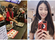 Đứng bán gà rán, cô gái bất ngờ nổi tiếng vì bị chụp trộm, 4 năm sau lột xác thành hot girl, crush trong mơ của giới game thủ