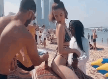 Ngọc Trinh mặc bikini gợi cảm cưỡi lạc đà tại Dubai
