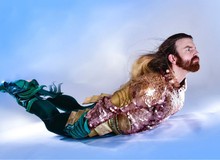 Cười ra nước mắt với loạt ảnh cosplay Hoàng tử Thủy Tề Aquaman mình đầy "vảy cá"