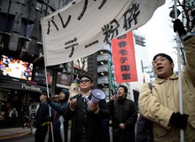 Đến hẹn lại lên, các thanh niên Nhật ế lâu năm ra đường biểu tình đòi hủy ngày Valentine