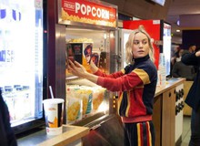 Chán làm siêu anh hùng Captain Marvel chuyển nghề sang làm "chị đại" bán bắp rang bơ tại rạp chiếu phim