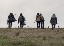 The Walking Dead S9 tập 15: Aplha "cắm cọc" người thị uy - Cú sốc kinh hoàng cho những người sống sót