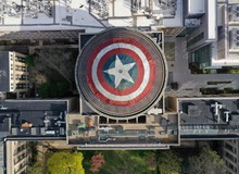 Một nhóm fan Marvel biến Mái vòm Lớn của MIT thành khiên vibranium khổng lồ để tri ân Captain America