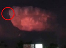 Vật thể lạ bí ẩn như UFO bay giữa đám mây sấm sét đỏ rực ở Thái Lan