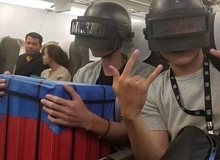 2 thanh niên cuồng PUBG đội mũ 3 ôm hòm thính lên máy bay, còn hỏi cộng đồng 'Nhảy đâu đây mấy bác?'