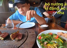 Khoa Pug chi tiền ăn món bò dát vàng của "thánh rắc muối": Bít tết nướng cháy ăn đắng ngắt, thua xa cách làm của nhà hàng Việt