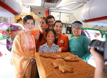 Chơi lớn, bà Tân Vlog mang cả bánh trung thu siêu to khổng lồ lên máy bay tặng hành khách