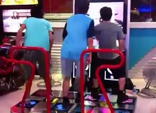 "Lác mắt" khi xem 3 nam nhân nhảy phối hợp