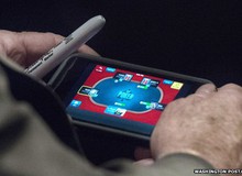 Bị bắt quả tang chơi game khi đang họp bàn chiến tranh