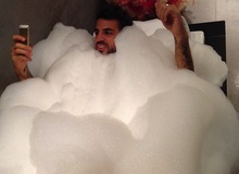Fabregas bị chụp trộm đang tắm vì mải “luyện” Candy Crush