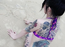 Hot girl xăm trổ diện bikini nóng bỏng trên biển