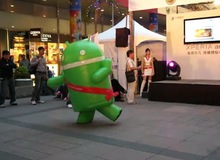 Cười ngả nghiêng với điệu nhảy của chú robot Android