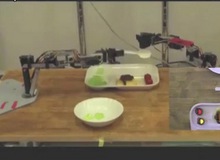 Người Nhật phát minh ra robot để đút thức ăn cho người già