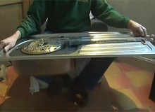 Chơi ghita bằng bồn rửa bát