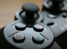 Hung hãn cướp cửa hàng bằng... tay cầm Play Station