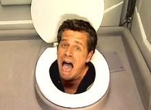 Đến lúc "giải quyết nỗi buồn" cũng phải cảnh giác