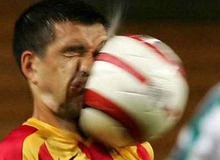 Cười vỡ bụng với những pha bóng khó đỡ trong Fifa 2011