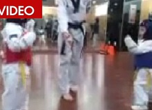 Màn đấu võ vô cùng dễ thương của 2 em bé