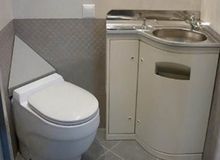 Người Nga xây dựng toilet kiêm... hầm trú bom