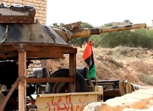 Xe tăng lai... xe tải góp mặt trong chiến sự Libya