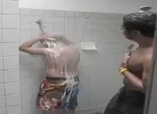 Vỡ bụng với trò đùa ác ý trong phòng tắm