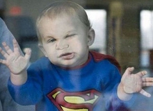 Những trò đùa khó đỡ của các em bé