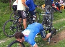 Những pha ngã xe "oái oăm" không đỡ nổi