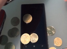 Test độ bền của màn hình Nokia Lumia 800