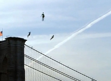 "Người bay" trên bầu trời New York gây sửng sốt cho nhiều người