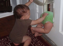 Những trò đùa vô cùng khó đỡ của các em bé