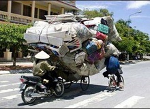 Người nước ngoài kinh hãi với khả năng của xe máy và giao thông tại Việt Nam