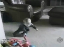 Chết cười với cậu bé ăn vạ giỏi nhất thế giới, truyền nhân của Chí Phèo?