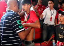 Ngồi nhầm chỗ, fan của MU bị fan Liverpool "chơi đểu" 