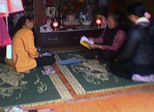 Bà cụ Việt Nam xem bói bằng tiếng Anh cực siêu