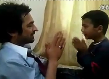 Chết cười với màn tát nhau cực hung hãn của hai bố con