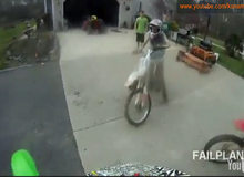 Những tai nạn khó đỡ khi phụ nữ lái xe