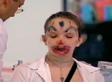 Trò chơi khăm siêu ác ở gian hàng mỹ phẩm