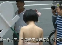 Cô gái xinh đẹp rao bán nụ hôn... giữa phố