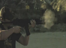 Dùng... súng trường hành hạ iPad