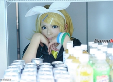 Cosplay các vocaloid trong vai trò nhân viên siêu thị