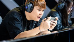 Chán review điện thoại, Duy Thẩm lấn sân làm game thủ "combat" cực căng ngay trên sân khấu Chung kết Liên Quân Mobile - ĐTDV