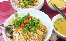Ngày Tết ăn hai bát phở trộn bị "chém" 300k, cộng đồng mạng lên tiếng than thở, chỉ trích